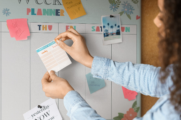 Tableau en liège Agenda hebdomadaire floral aux détails colorés