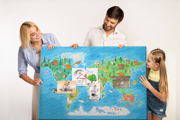 Tableau de liège Carte du monde illustrée d'animaux.