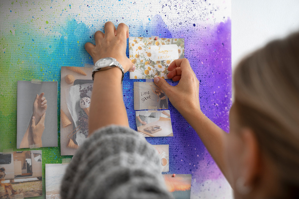Tableau affichage liège Des éclairs colorés dans un arc-en-ciel de couleurs.