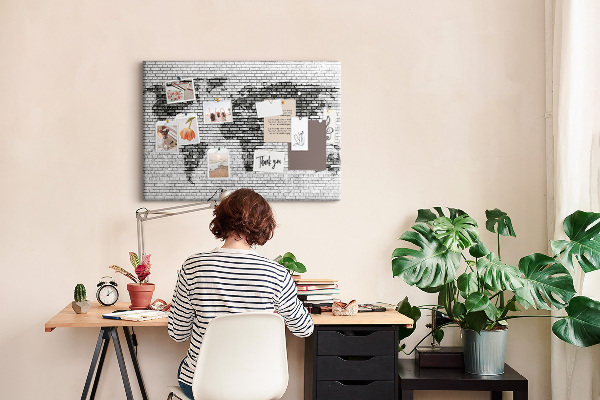 Tableau en liège Carte du monde sur un mur de briques