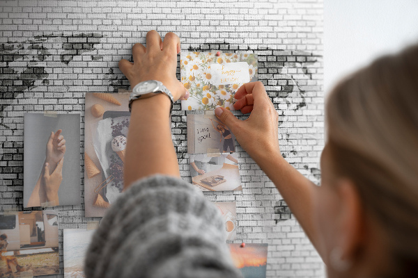 Tableau en liège Carte du monde sur un mur de briques