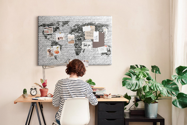 Tableau en liège Carte du monde sur un mur de briques