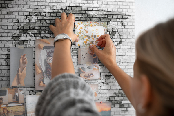 Tableau en liège Carte du monde sur un mur de briques