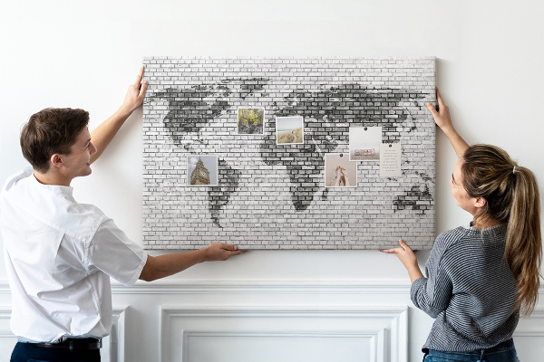 Tableau en liège Carte du monde sur un mur de briques
