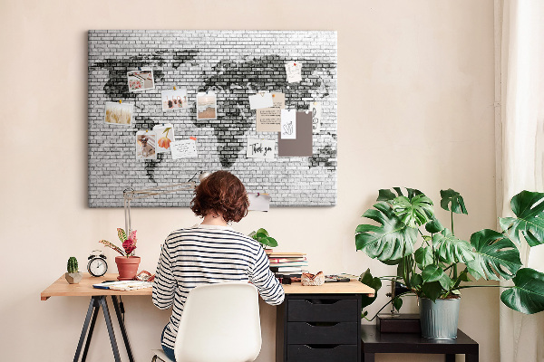 Tableau en liège Carte du monde sur un mur de briques
