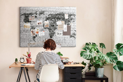 Tableau en liège Carte du monde sur un mur de briques
