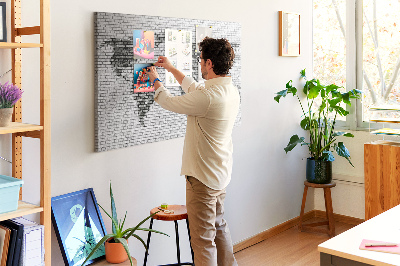 Tableau en liège Carte du monde sur un mur de briques