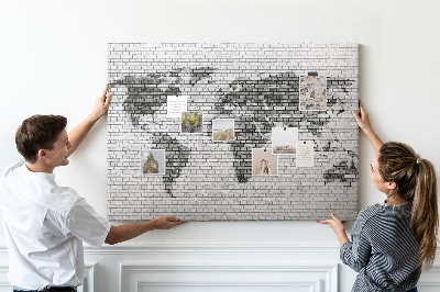 Tableau en liège Carte du monde sur un mur de briques