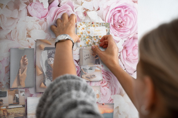 Tableau en liège Motif floral dans les tons de rose.