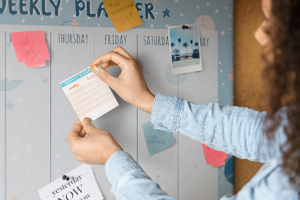 Tableau de liège Un agenda hebdomadaire au style futuriste