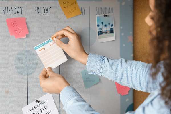 Tableau de liège Un agenda hebdomadaire au style futuriste