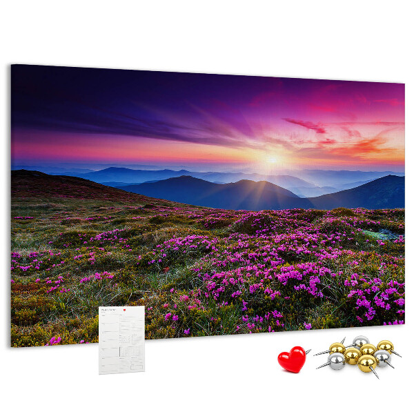 Tableau en liège Un coucher de soleil pittoresque sur le paysage montagneux