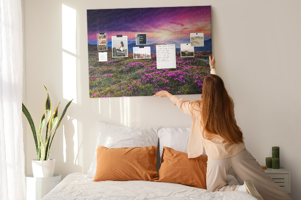 Tableau en liège Un coucher de soleil pittoresque sur le paysage montagneux