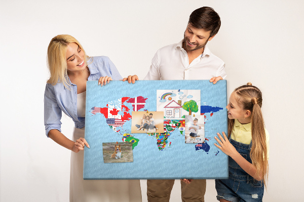 Tableau affichage liège Carte du monde avec les drapeaux des pays
