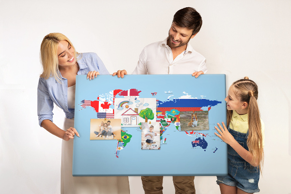 Tableau affichage liège Carte du monde avec les drapeaux des pays