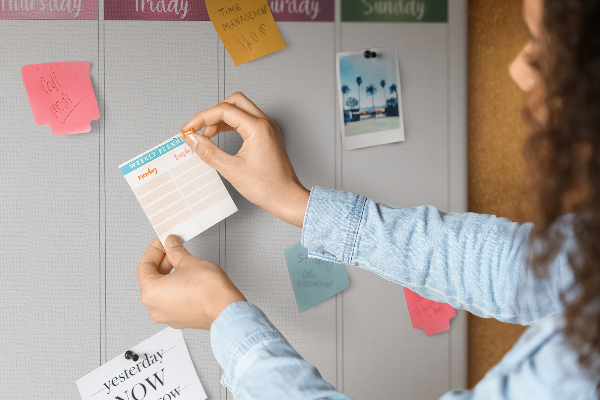 Tableau de liège Agenda hebdomadaire floral et coloré.