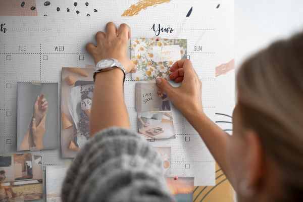 Tableau en liège Calendrier coloré aux motifs abstraits