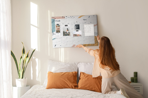 Tableau en liège Calendrier coloré aux motifs abstraits