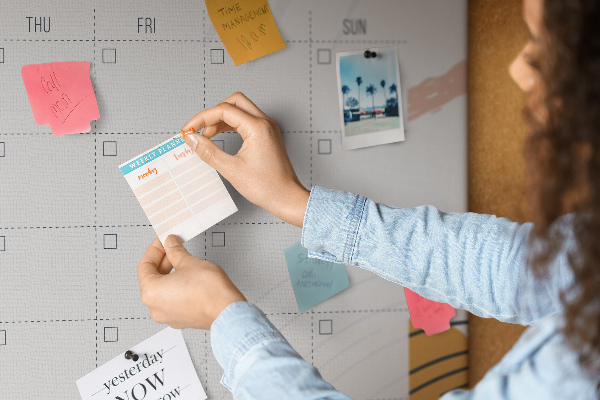Tableau en liège Calendrier coloré aux motifs abstraits