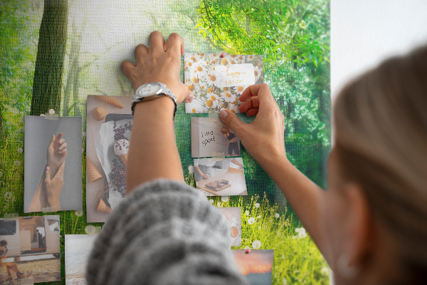 Tableau de liège Forêt verte avec des pissenlits en fleurs