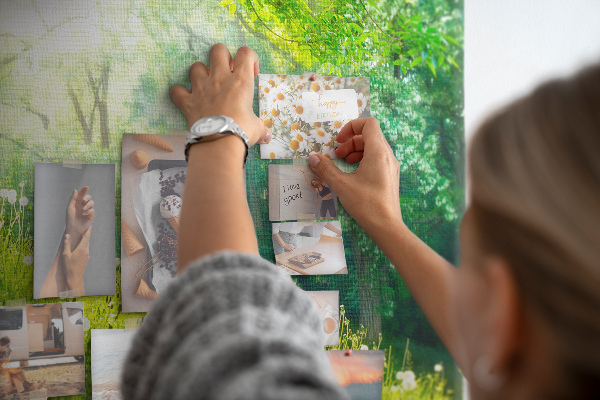 Tableau de liège Forêt verte avec des pissenlits en fleurs