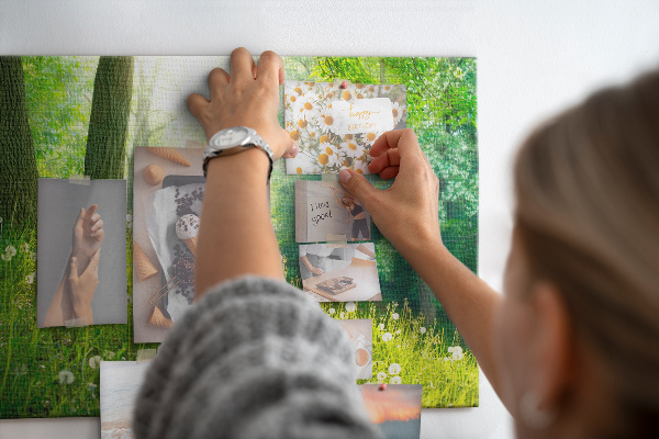 Tableau de liège Forêt verte avec des pissenlits en fleurs