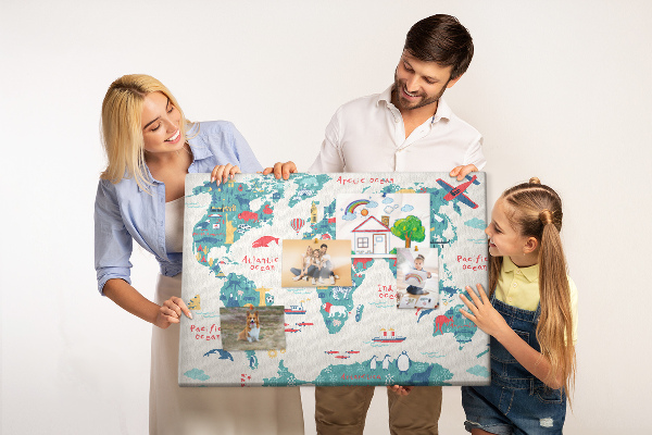 Tableau en liège Carte du monde colorée avec des icônes d'animaux