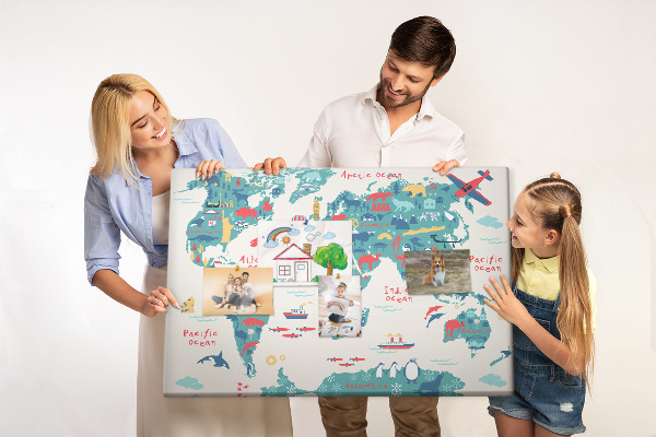 Tableau en liège Carte du monde colorée avec des icônes d'animaux