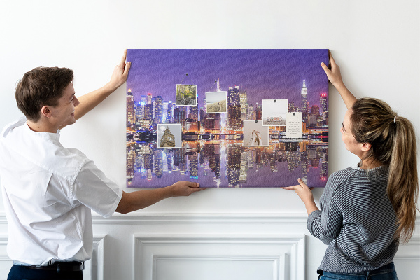 Tableau affichage liège Panorama nocturne de la ville avec reflet dans l'eau
