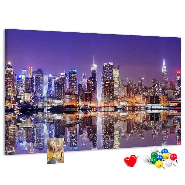 Tableau affichage liège Panorama nocturne de la ville avec reflet dans l'eau