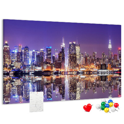 Tableau affichage liège Panorama nocturne de la ville avec reflet dans l'eau