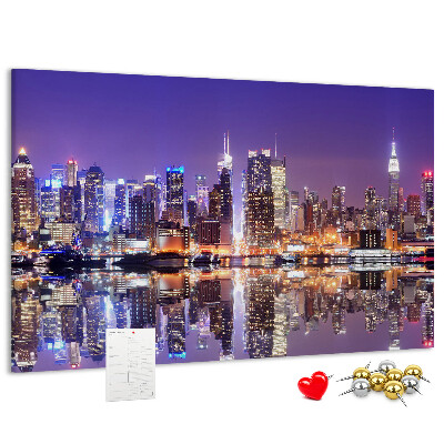 Tableau affichage liège Panorama nocturne de la ville avec reflet dans l'eau