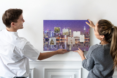 Tableau affichage liège Panorama nocturne de la ville avec reflet dans l'eau