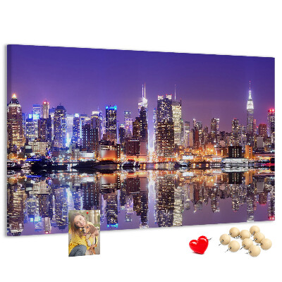 Tableau affichage liège Panorama nocturne de la ville avec reflet dans l'eau