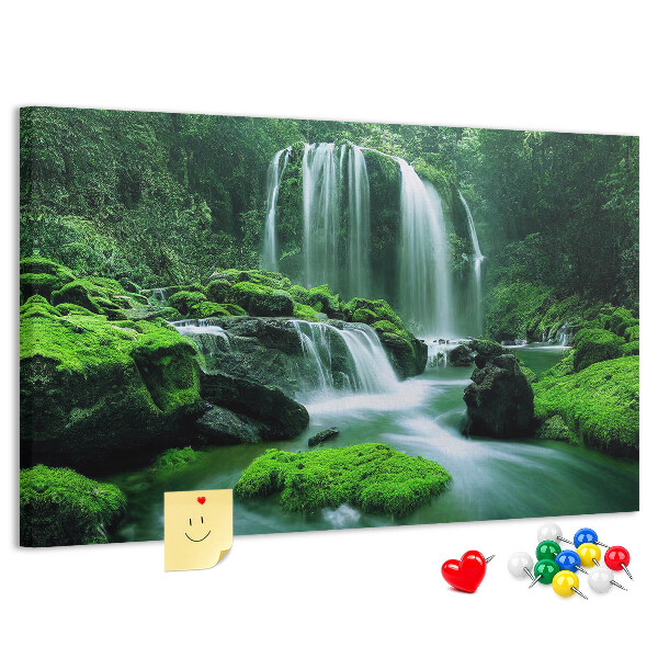 Tableau en liège Une cascade verdoyante dans une jungle luxuriante