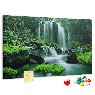 Tableau en liège Une cascade verdoyante dans une jungle luxuriante