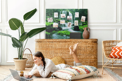 Tableau en liège Une cascade verdoyante dans une jungle luxuriante