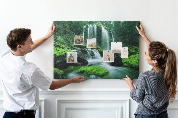 Tableau en liège Une cascade verdoyante dans une jungle luxuriante