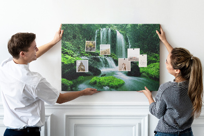 Tableau en liège Une cascade verdoyante dans une jungle luxuriante