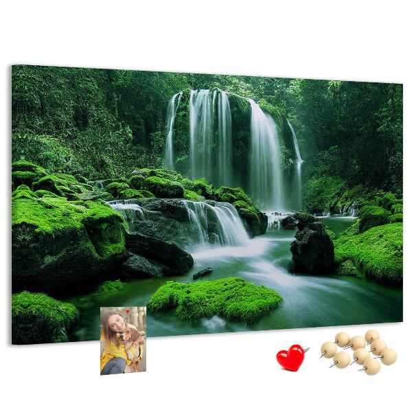 Tableau en liège Une cascade verdoyante dans une jungle luxuriante