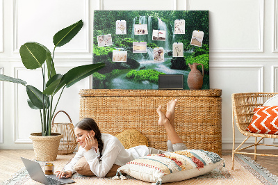 Tableau en liège Une cascade verdoyante dans une jungle luxuriante