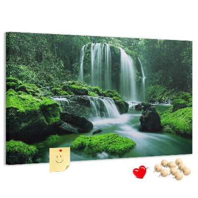 Tableau en liège Une cascade verdoyante dans une jungle luxuriante