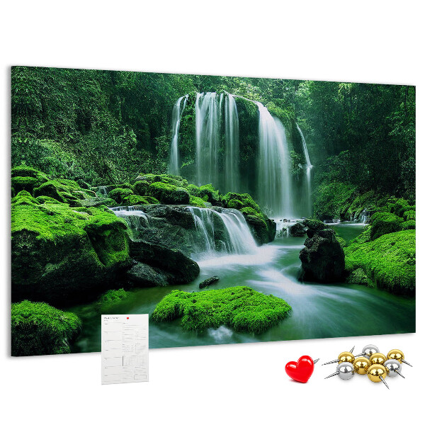 Tableau en liège Une cascade verdoyante dans une jungle luxuriante