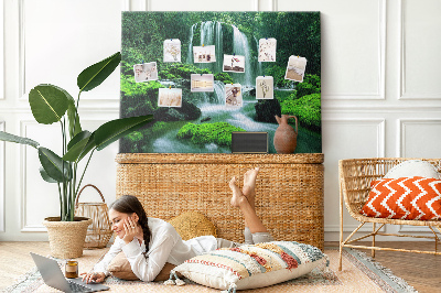 Tableau en liège Une cascade verdoyante dans une jungle luxuriante
