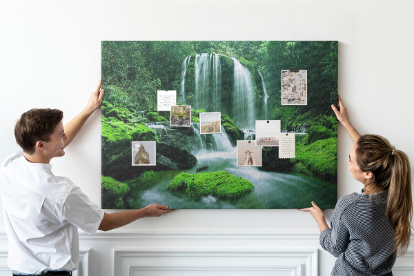 Tableau en liège Une cascade verdoyante dans une jungle luxuriante