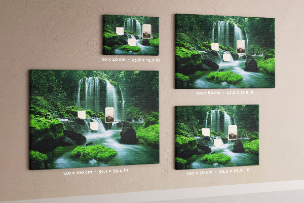 Tableau en liège Une cascade verdoyante dans une jungle luxuriante