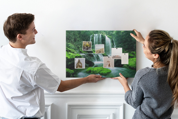 Tableau en liège Une cascade verdoyante dans une jungle luxuriante