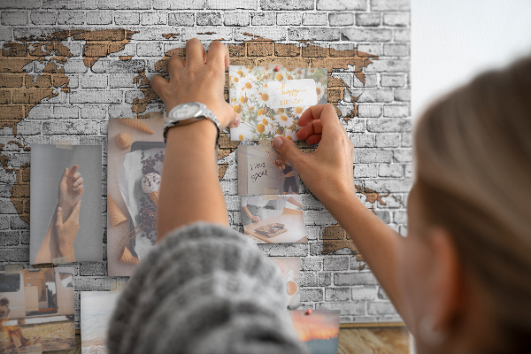 Tableau affichage liège Carte du monde sur un mur de briques