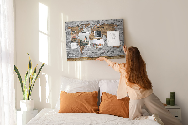 Tableau affichage liège Carte du monde sur un mur de briques