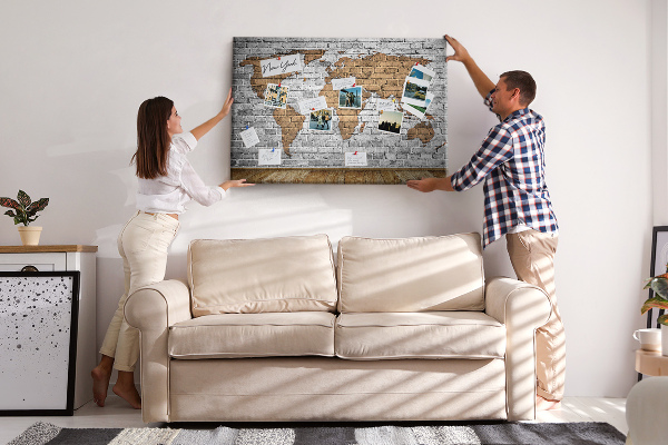 Tableau affichage liège Carte du monde sur un mur de briques